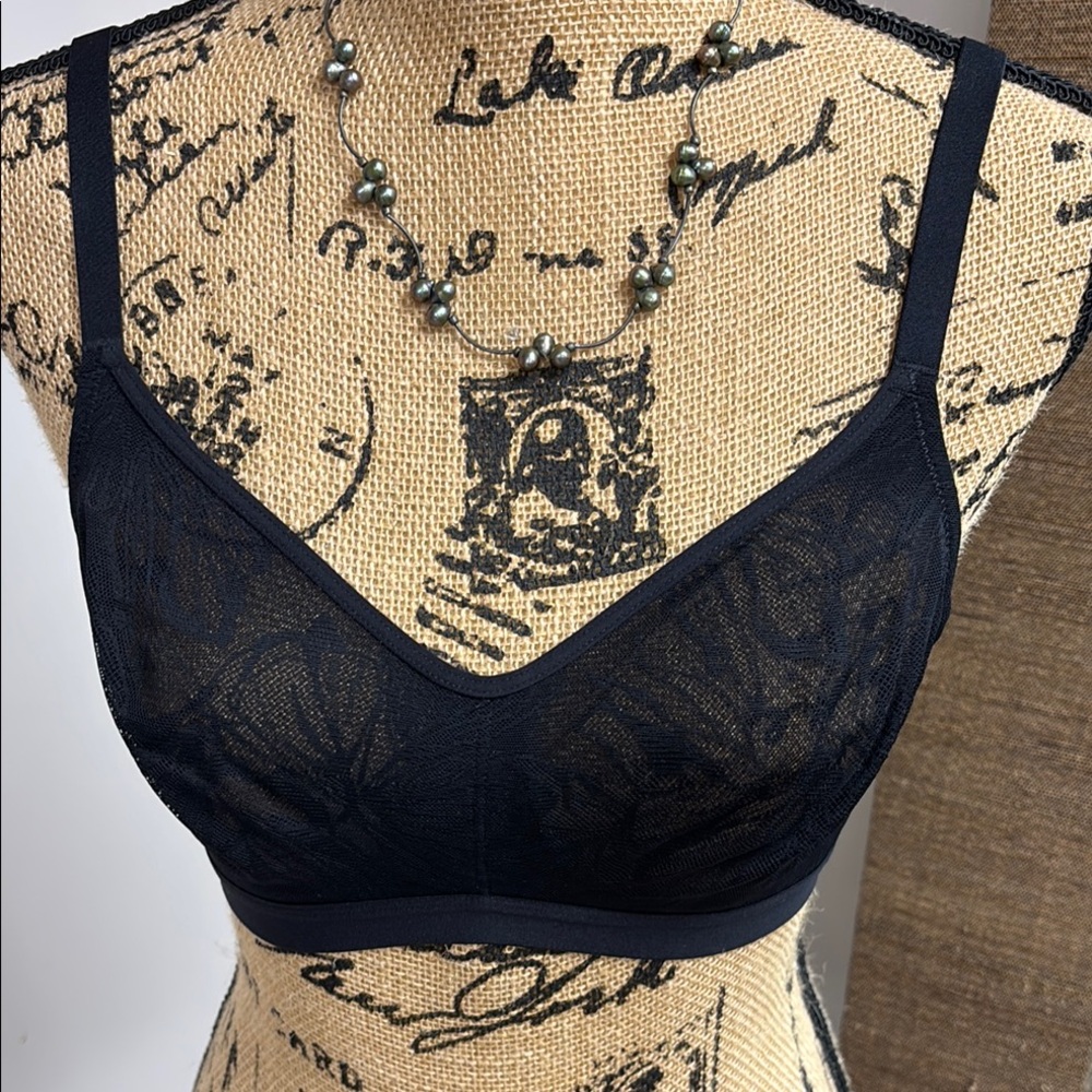 Black Lace Wireless Bra with Adjustable Straps